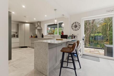 Kitchen with Breakfast Bar