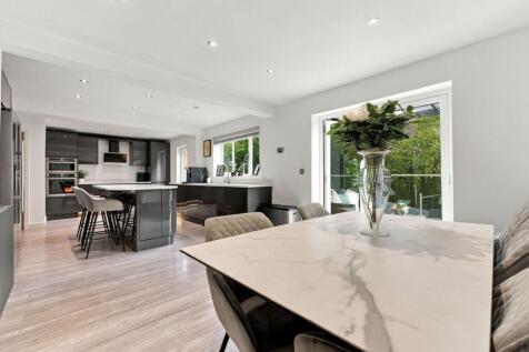 KITCHEN/DINING AREA