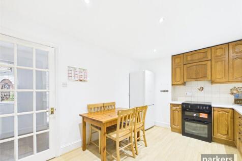 Manor House Court, Heath Road, Reading, Berkshire, RG6 photo 3