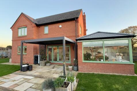 Additional sun room and pergola