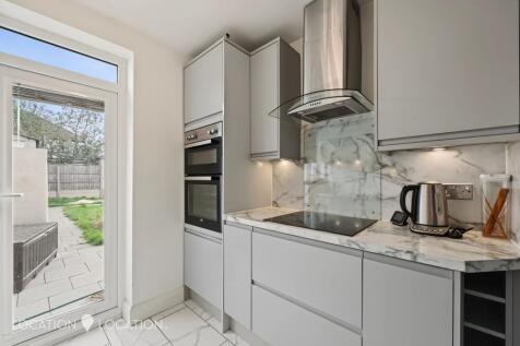 Westerham Avenue, London, N9 photo 4