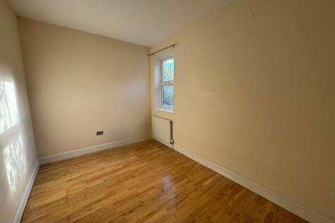 Lumley Road, Horley, RH6 photo 4