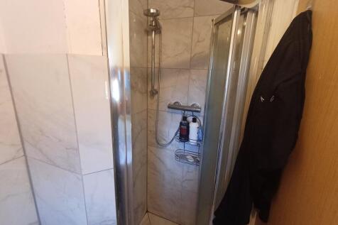 En suite bathroom opposite side