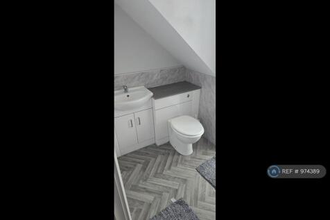 Master Ensuite (Attic)