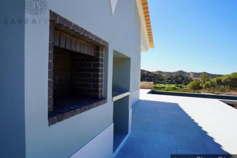 New Detached Villa with 4 Bedrooms and Pool in Silves