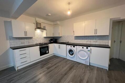 Spacious modern kitchen with washing facilities...