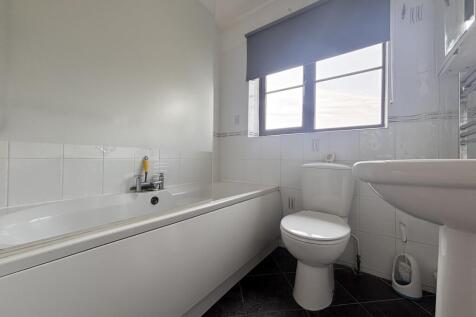Thorne Way, Aylesbury, HP20 photo 4