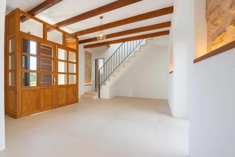 Modern entrance hall with staircase