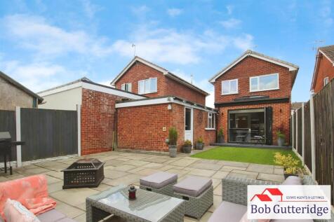 ENCLOSED LANDSCAPED REAR GARDEN