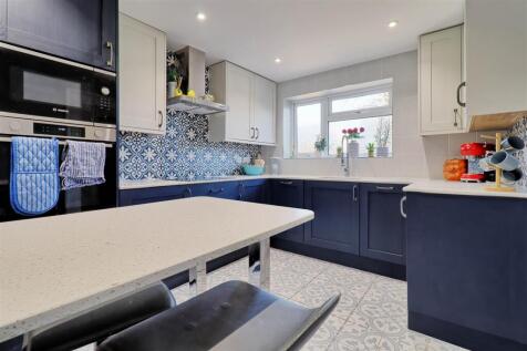 Kitchen 2.jpg