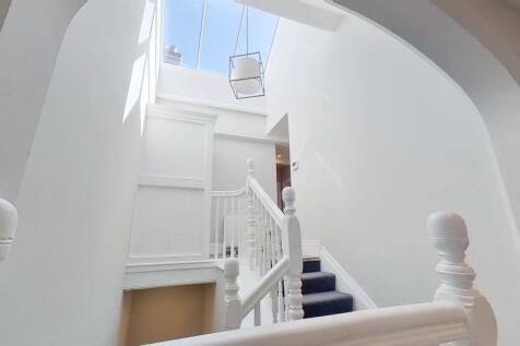 Queens Drive, Malvern, Worcestershire, WR14 4RE photo 3