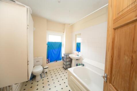 Bright bathroom suite with large relaxing batht...