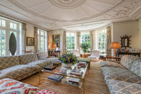 10 bed, 10 bath Detached in London - Photo 6