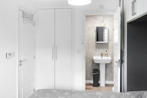 Master ensuite 1.jpg