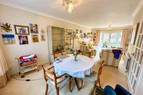 2 Rawlins Close, N3 (1).jpg