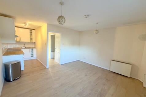 High Street, Clapham, Bedford photo 3
