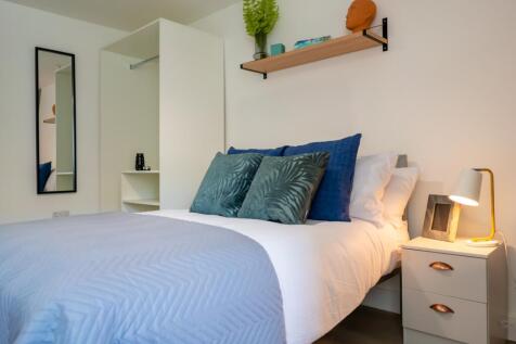 This cozy double bedroom features a stylish lay...