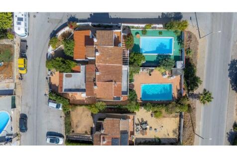 OPPORTUNITY - 4 Bedroom Villa with Pool and Garden in Lagos