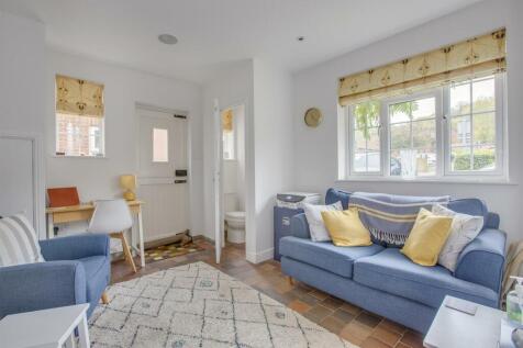 33 Hampden Road, HP13 6SZ-8.jpg