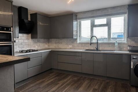 Ruskin Avenue, Stratton St Margaret, Swindon, Wiltshire, SN2 photo 4