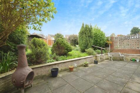 REAR GARDEN 01.jpg