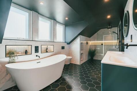 Master En-Suite Bathroom