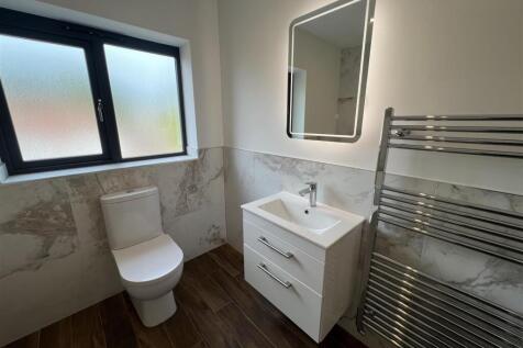 10 - Bathroom.jpg