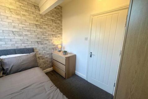 Glebe Avenue (Room 3), Kirkstall, Leeds photo 3