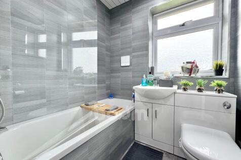Sloan Street, Catrine bathroom