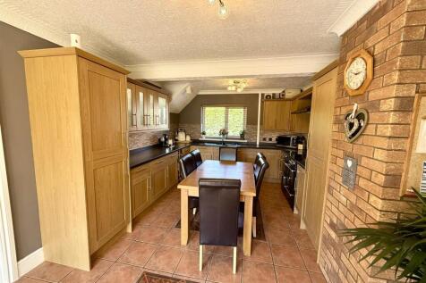 KITCHEN/LIVING ROOM