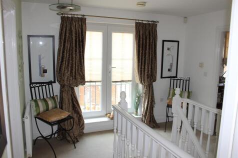 Impressive Semi-Galleried Landing