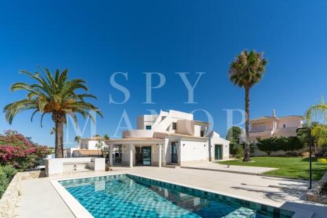 Renovated 4-bedroom villa in Carvoeiro with heated pool, garden, and sea views.