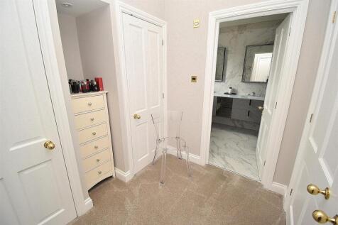 DRESSING ROOM TO ENSUITE.JPG