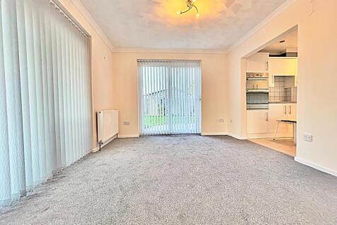 **DOUBLE LENGTH GARAGE**Brixham Close Bedford MK40 photo 5