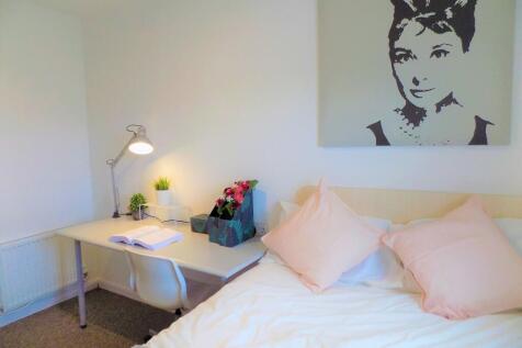 A cozy and well-decorated single bedroom featur...