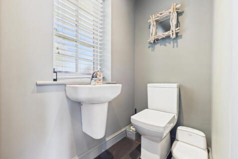 CAM02909G0-PR0400-STILL018