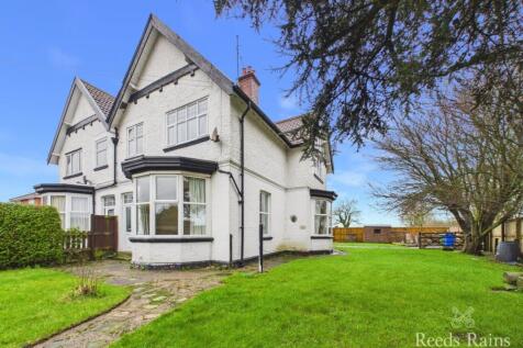 Two bedroom ground floor flat - For sale by aucti
