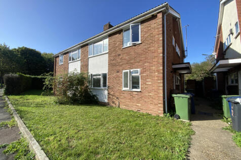 2 Bedroom Flat on Chatsworth Avenue  with own bac