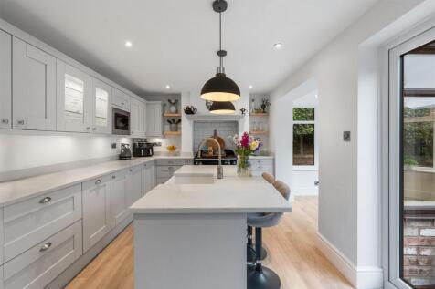 RECENTLY REFITTED BREAKFAST KITCHEN