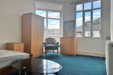 Split level Spacious One Bedroom Flat in Tyseley,