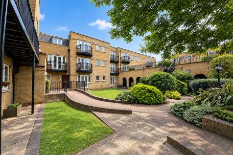 2-bed flat on High Street, London, N14, £1,950/mo