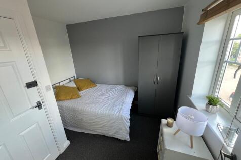 A cozy double bedroom featuring a comfortable d...