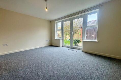 TWO BEDROOM GROUND FLOOR GARDEN FLAT, Nortoft Road photo 3