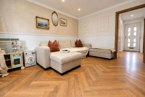 SITTING/DINING ROOM