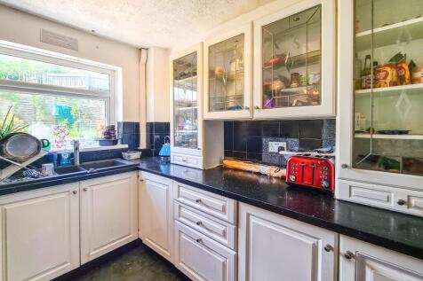60 Ty-Draw, Church Village, Pontypridd, South Wales, CF38 1UF