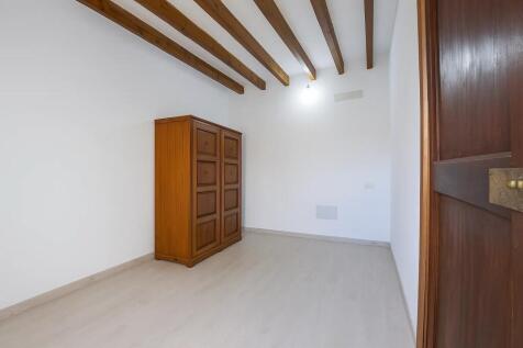 Second bedroom with wooden beams