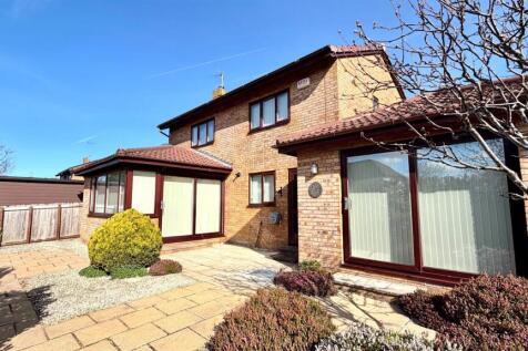 ENCLOSED LANDSCAPED REAR GARDEN