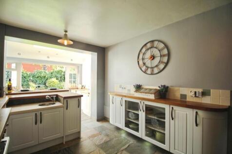 Replace 2nd small kitchen pic with this.JPG