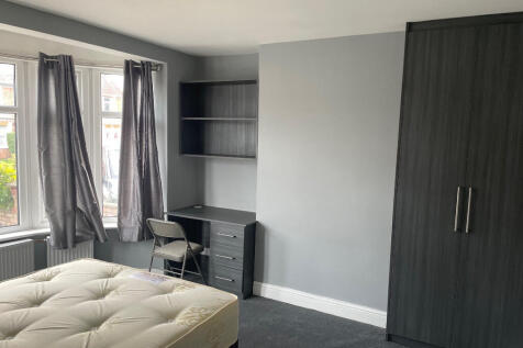 7-bed semi-detached on St. Peters Road, Reading, Berkshire, RG6, £5,425/mo