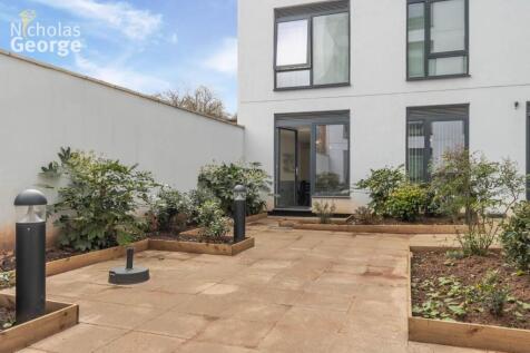Moseley Gardens 1 courtyard 2.jpg
